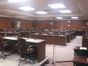 ５５人の議員が全員参加する議員協議会、予算決算審査等の委員会開催時に使用されます。向かい側には市長はじめ幹部が着席します。